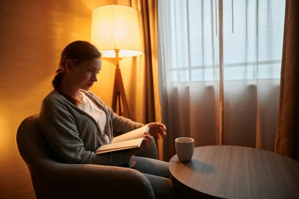 how-choose-perfect-reading-lamp-older-people-comfort-functionality-and-style