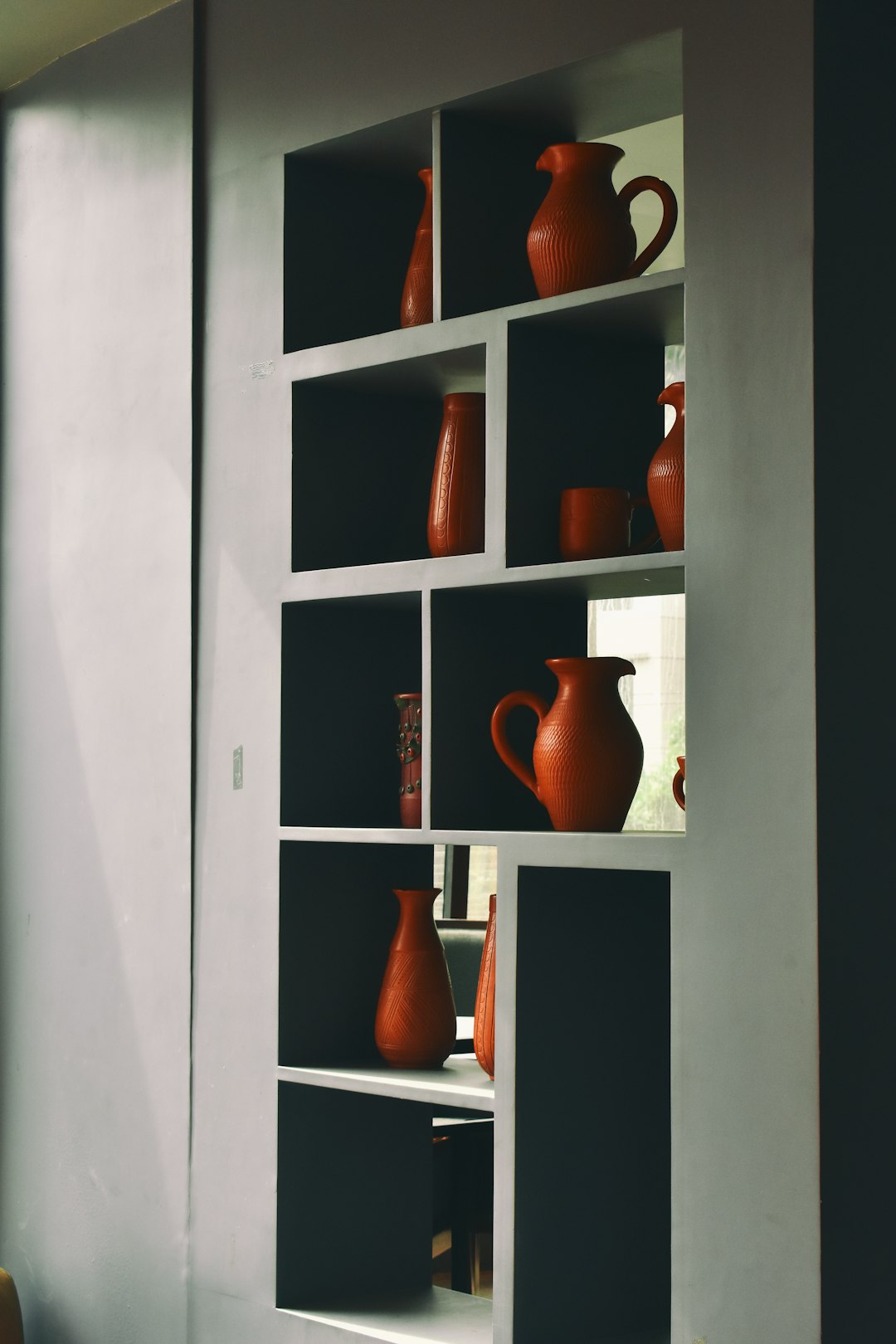 diy-glass-shelves-minimalist-living-room-ideas-for-uk-homes-beginner-guide