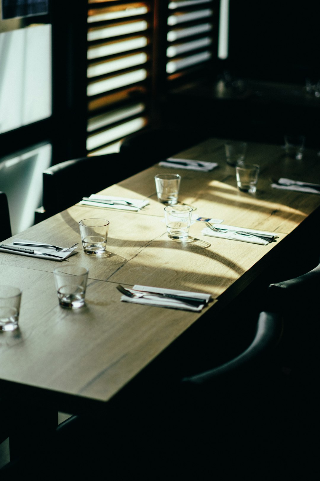 small-space-dining-solutions-maximize-style-functionality-with-space-saving-tables