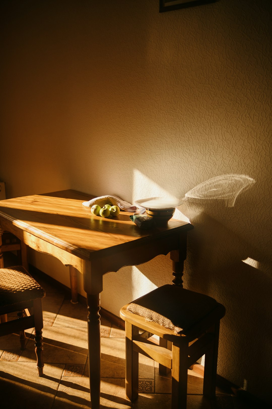 how-to-clean-care-for-antique-console-tables-a-seasonal-guide