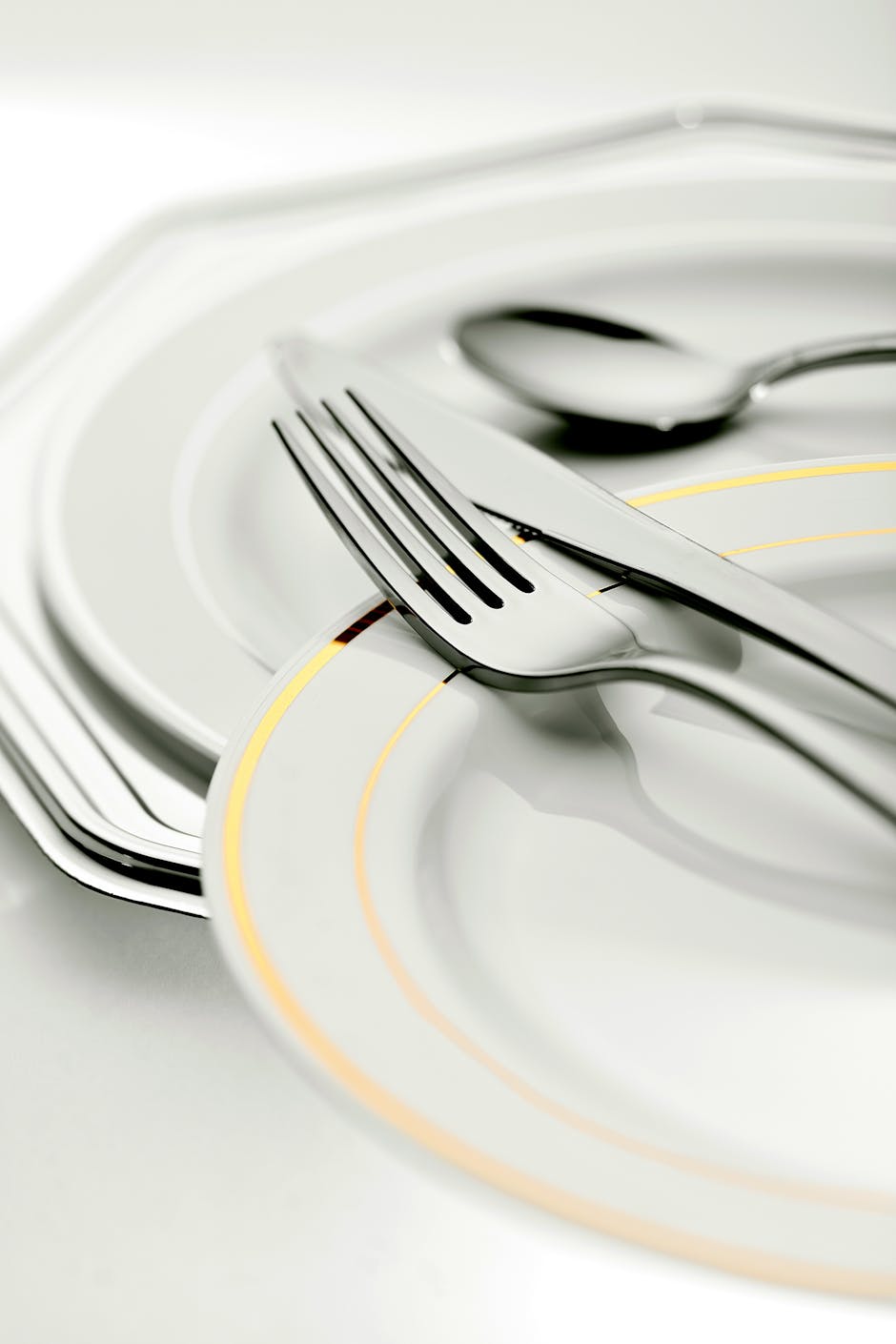 How to Choose Cutlery And Plate Sets for a UK Home — Complete Buyer's Guide